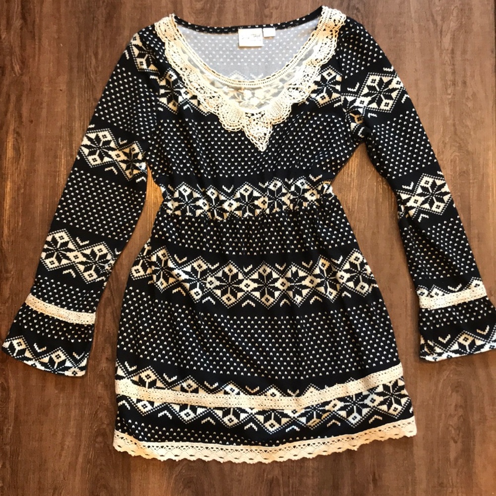 Long sleeve dress with lace detail